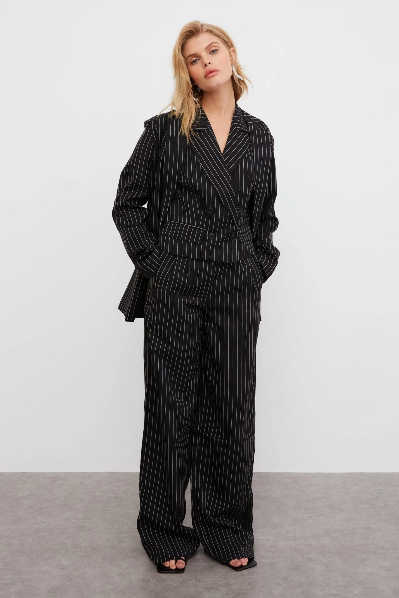 PINSTRIPE OVERSIZED BLAZER IN BLACK